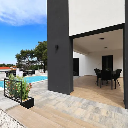 Golden Heaven Villa *