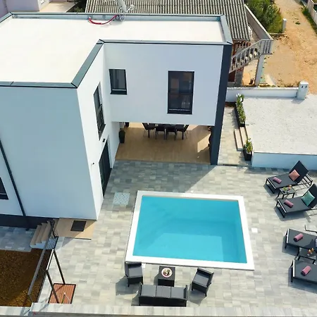 Golden Heaven Villa *